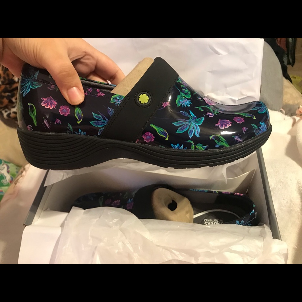 Work Wonders By Dansko Camellia Botanical Patent